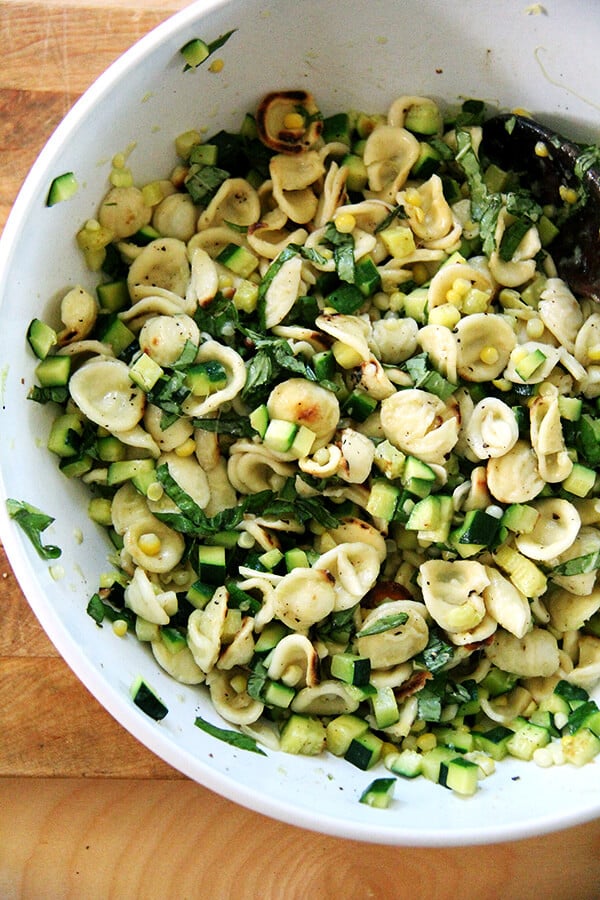 This recipe calls for toasted orecchiette in a hot skillet in a little bit of olive oil. It's a simple step, but one that provides this zucchini and corn pasta with a little more texture, color, and flavor. // www.simonrockett.com 这个食谱要求热锅中烤orecchiette一点橄榄油。这是一个简单的步骤,但这西葫芦和玉米面食提供了更多的纹理,颜色和味道。/ / www.simonrockett.com