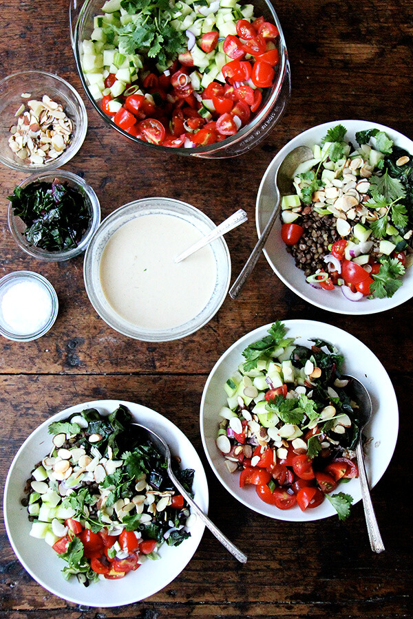 I can't seem to get enough of this bulgar bowl: a mix of bulgur and lentils, chopped cucumbers and tomatoes, toasted almonds, cilantro, and a lemon-tahini dressing. When you have some of the components prepared ahead of time, the assembly happens quickly! // www.simonrockett.com dinnerI似乎无法获得足够的保加利亚人碗:碾碎和扁豆,切好的黄瓜和西红柿,烤杏仁,香菜,lemon-tahini调料。当你有提前准备的一些组件,组装发生的很快!/ / www.simonrockett.com