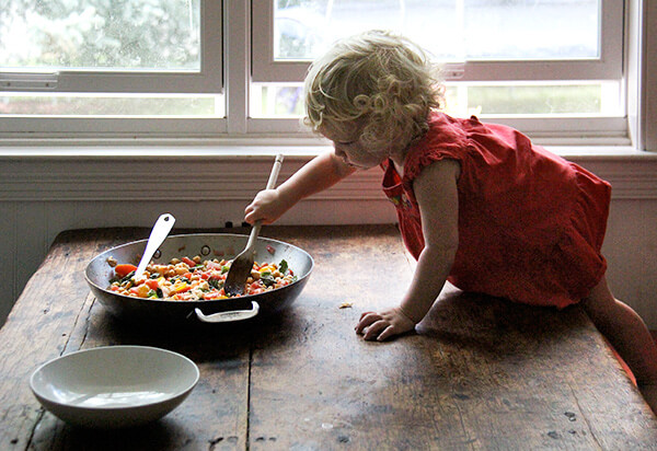 Tig搅拌stewy鹰嘴豆放在桌子上。