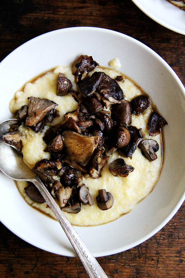 I love this recipe for roasted mushrooms. It's a two-step process — the mushrooms roast first covered in foil — then uncovered until their edges brown. I love the technique because during the initial roasting a flavorful broth materializes, giving you two products for one effort. The mushrooms and sauce are especially good spooned over polenta. // www.simonrockett.com 一碗烤蘑菇奶油玉米粥。