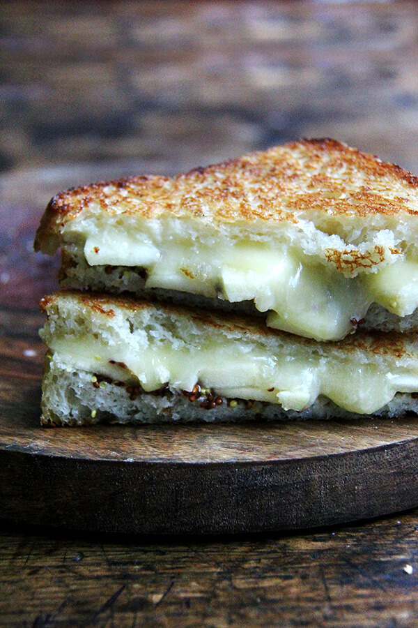 This apple, cheddar, mustard sandwich is easy to whip up, satisfying, and will not last long on any plate. // www.simonrockett.com 这个苹果,切达干酪,芥末三明治很容易激起,令人满意的,在任何板不会持续太久。/ / www.simonrockett.com