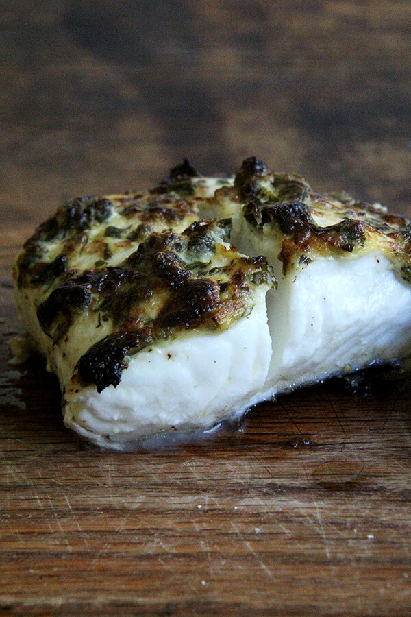 Here, a simple mixture of mayonnaise, mustard, capers, lemon zest and parsley has been spread atop the halibut fillets before cooking. It browns beautifully under the broiler, creating a thin, tasty crust. The fish needs nothing more than a squeeze of lemon upon serving. // www.simonrockett.com 在这里,一个简单的混合蛋黄酱、芥末、酸豆,柠檬皮和欧芹一直蔓延在烹饪前比目鱼柳。它棕色漂亮在烤焙用具,创建一个瘦,美味的地壳。鱼需要挤柠檬在服务。/ / www.simonrockett.com