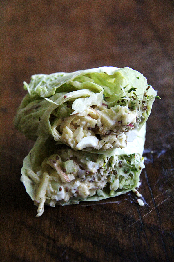 I love the addition of grapes, apples, nuts, and dried fruit in this curried apple and egg salad — bits of crunch punctuating the creaminess, sweet counterpoints to the tangy dressings. The lemony dressing is made with Greek yogurt and grainy mustard, and although there is no mayonnaise, the salad does not suffer. It's light, fresh, and completely satisfying. // www.simonrockett.com 我爱葡萄,苹果,坚果和干果在这个咖喱苹果和鸡蛋沙拉——紧缩加奶油,甜对位有刺激性的调料。柠檬酱是由希腊酸奶和模糊不清的芥末,虽然没有蛋黄酱,沙拉没有受到影响。它很轻,新鲜,完全满足。/ / www.simonrockett.com