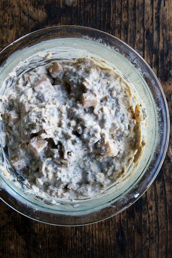These apple pie overnight oats are a mix of rolled oats, almond milk, yogurt, chia seeds, and cubes of apples quickly sautéed with cinnamon and maple syrup. You mix it up at night (or 4 hours before you wish to eat them), and in the morning you awake to a hearty and completely delicious breakfast. It's a miracle. // www.simonrockett.com 这些苹果派隔夜燕麦是燕麦片、杏仁牛奶,酸奶,芡欧鼠尾草种子和多维数据集的苹果迅速炒肉桂和枫糖浆。你晚上混合起来(或4小时前你希望吃),早上和你保持清醒和完全丰盛美味的早餐。这是一个奇迹。/ / www.simonrockett.com