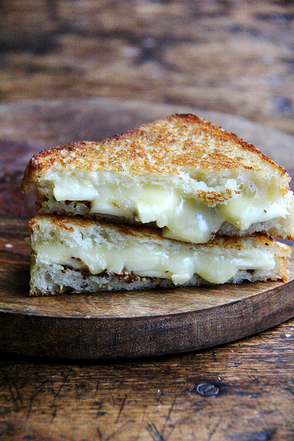 This apple, cheddar, mustard sandwich is easy to whip up, satisfying, and will not last long on any plate. // www.simonrockett.com 这个苹果,切达干酪,芥末三明治很容易激起,令人满意的,在任何板不会持续太久。/ / www.simonrockett.com