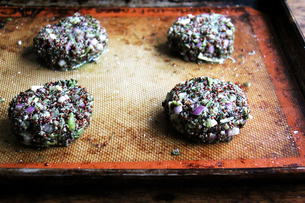 形状的脆奎奴亚藜蛋糕烤盘上