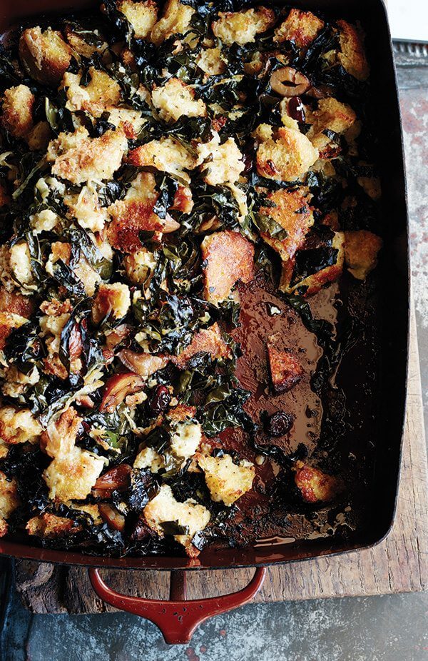 Sometimes all you want is a no-frills stuffing: bread tossed with seasoning, mixed with copious amounts of butter, onions, and celery. But sometimes you want a stuffing studded with dried cranberries and chestnuts, laced with sweet onions (also sautéed in copious amounts of butter), strewn with kale that crisps up like chips as irresistible as the crusty cubes it surrounds. You can have both. // www.simonrockett.com 有时所有你想要的是一个廉价填料:面包扔调味料,混合着大量的黄油,洋葱和芹菜。但有时你想要一个填料镶嵌着蔓越莓干栗子,含有甜洋葱(也在大量的黄油炒),布满了甘蓝,薯片像薯片一样不可抗拒的易怒的立方体周围。你可以同时拥有。/ / www.simonrockett.com