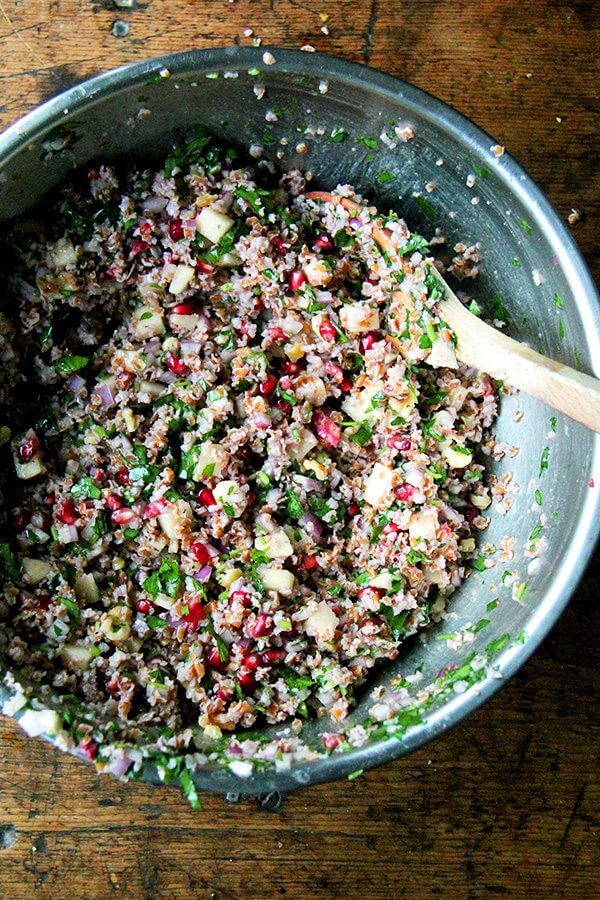 This fall tabbouleh is so refreshing and includes pomegranates, apple, and walnuts. What's more, no cooking is required — bulgur simply needs to be soaked in cold water for about an hour. // www.simonrockett.com 今年秋天塔博勒色拉是如此清新,包括石榴、苹果和核桃。更重要的是,不需要烹饪,碾碎的只需要浸泡在冷水约一个小时。/ / www.simonrockett.com