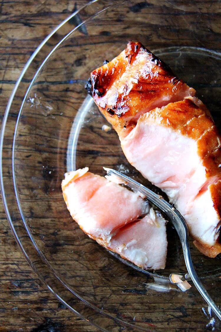 I love this recipe for broiled ginger-soy salmon, which I've made many times over the years. While I've always kept the marinade exactly the same, I've experimented with various cooking methods to avoid having to flip the fish. This method, starting under the broiler and finishing in a hot skillet, is the one I liked best. // www.simonrockett.com 一盘烤ginger-soy鲑鱼。