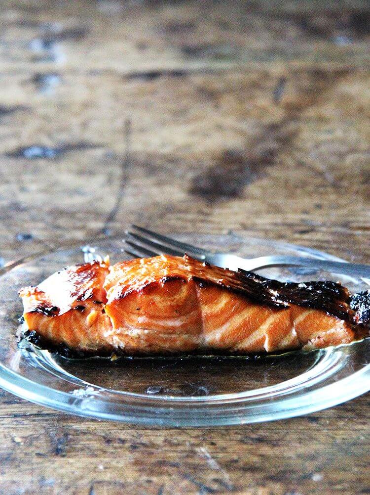 I love this recipe for broiled ginger-soy salmon, which I've made many times over the years. While I've always kept the marinade exactly the same, I've experimented with various cooking methods to avoid having to flip the fish. This method, starting under the broiler and finishing in a hot skillet, is the one I liked best. // www.simonrockett.com 一盘ginger-soy鲑鱼。