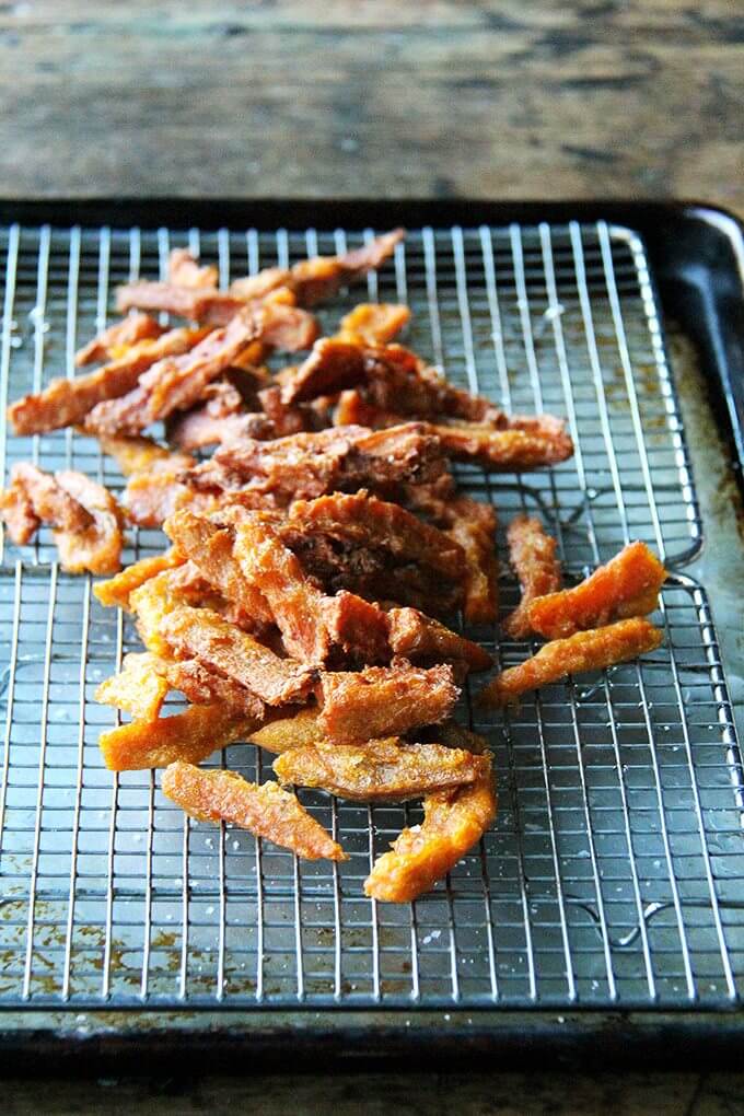 If anything deters you from making these thick-cut sweet potato fries, let it be time, not fear — of fat or the frying process — because these fries, if anything, are less greasy than roasted sweet potatoes wedges, and they are completely irresistible. // www.simonrockett.com 刚刚烤地瓜薯条。