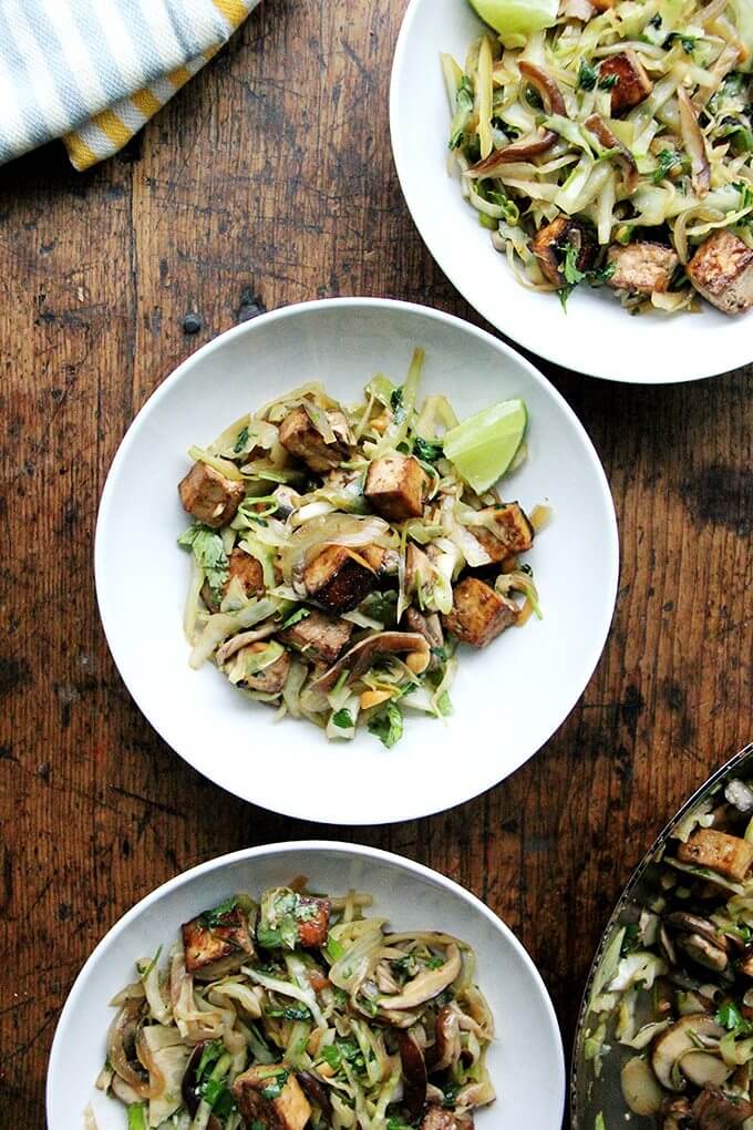 In this cabbage pad thai, sugar and lime juice in the stir-fry sauce stand in for tamarind, whose fruity, tart flavor lends that sweet-and-sourness characteristic of traditional pad Thai. This dish comes together quickly, and while the vegetables and seasonings may be unorthodox, the combination is tasty and satisfying. // www.simonrockett.com 在这个白菜泰式、糖和酸橙汁炒酱站在罗望子,的水果,蛋挞味道让sweet-and-sourness传统泰式的特征。这道菜是在一起很快,而蔬菜和调味品可能非正统的,组合是美味的和令人满意的。/ / www.simonrockett.com