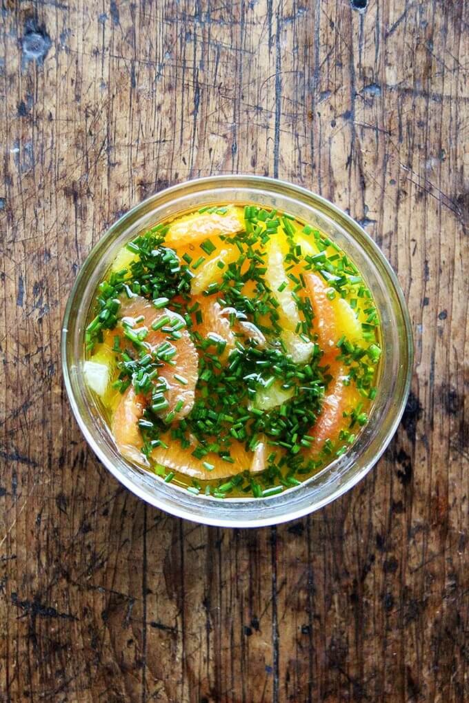 一碗混合柑橘酱。