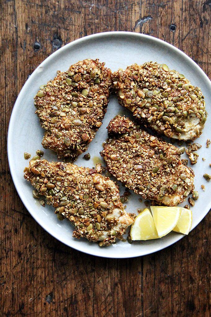 Here's the gist of these pepita-crusted chicken cutlets: toast pumpkin seeds, crush them coarsely, mix with a few spices (smoked paprika or ancho chile powder, cumin and cayenne), then use them to 这些pepita-crusted鸡肉饼的要点:烤南瓜种子,粗粉碎,混合一些香料(熏辣椒粉或智利安祖辣椒粉、孜然和辣椒),然后使用它们来“面包”你的肉饼。如果你爱panko鸡肉和正在寻找一个小变化,给这一个走到种子添加这样一个可爱的质地和风味。/ / www.simonrockett.com