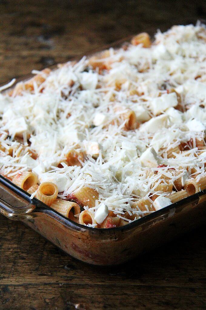 Baked ziti, this one in particular, is so great for feeding a crowd. It's one of those miracle dishes that materializes seemingly from nothing, a particularly good one to know this time of year, when fresh inspiration can be lacking. // www.simonrockett.com 9 x13-inch锅装满un-baked通心粉,准备烤箱。
