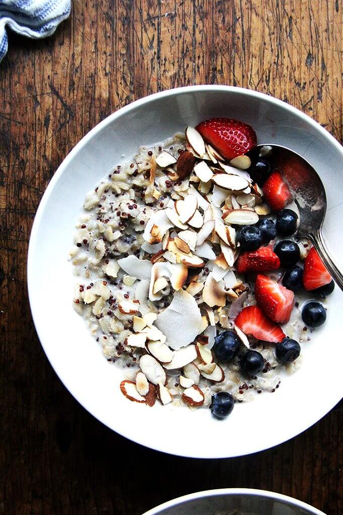 I’ve been making this oat and quinoa porridge nearly every morning for breakfast since learning the recipe, and while it’s a bit more work than other cooked-from-scratch hot breakfast cereals, it’s well worth the effort. An aromatic, light but satisfying, perfectly sweet porridge that comes together in a snap. // www.simonrockett.com 我已经让这燕麦和藜麦粥几乎每天早上吃早餐,因为学习菜谱,虽然有点更多的工作比其他都是从最初开始烹饪热早餐麦片,它是值得的努力。一个芳香,轻而满足,完美的甜粥在提前。/ / www.simonrockett.com