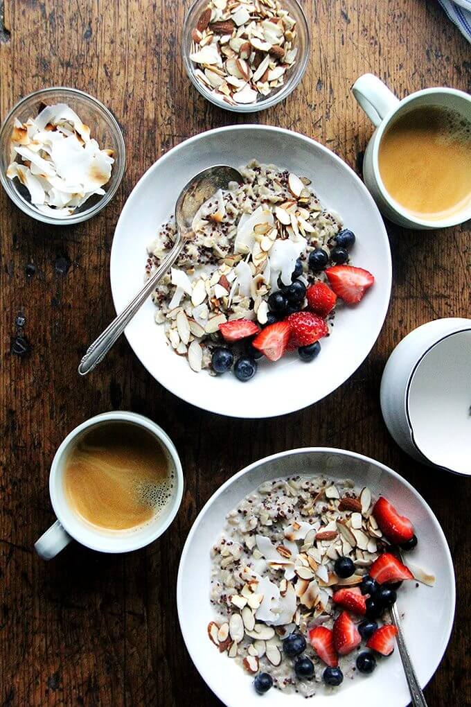 I’ve been making this oat and quinoa porridge nearly every morning for breakfast since learning the recipe, and while it’s a bit more work than other cooked-from-scratch hot breakfast cereals, it’s well worth the effort. An aromatic, light but satisfying, perfectly sweet porridge that comes together in a snap. // www.simonrockett.com 我已经让这燕麦和藜麦粥几乎每天早上吃早餐,因为学习菜谱,虽然有点更多的工作比其他都是从最初开始烹饪热早餐麦片,它是值得的努力。一个芳香,轻而满足,完美的甜粥在提前。/ / www.simonrockett.com