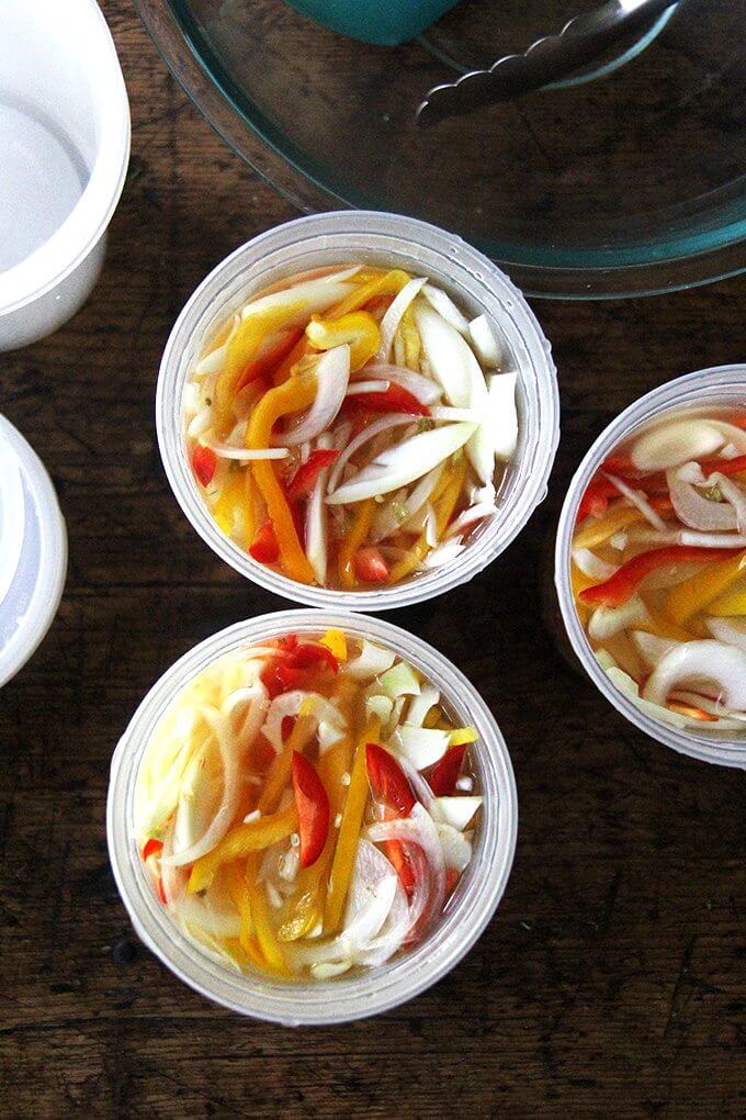 Here I've pickled peppers, onions, and fennel, and I've been tucking the mix into sandwiches, spreading it atop melty cheese toasts, and, as intended, sprinkling it over just-baked pizza. I imagine it would be fabulous with grilled bratwurst or in a Philly cheesesteak-style sandwich. // www.simonrockett.com 这里我腌辣椒、洋葱和茴香,我一直把混合成三明治,传播它在发出奶酪祝酒,,作为目的,洒在刚刚烤披萨。我想象那将是令人难以置信的烤腊肠或在费城cheesesteak-style三明治。/ / www.simonrockett.com
