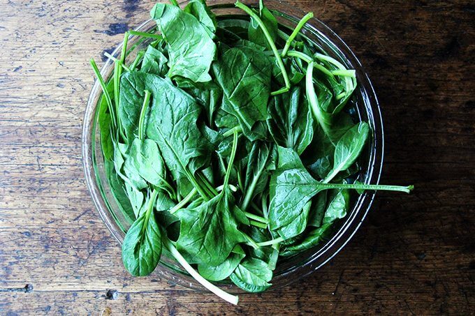 一碗蔬菜浸泡在水里。