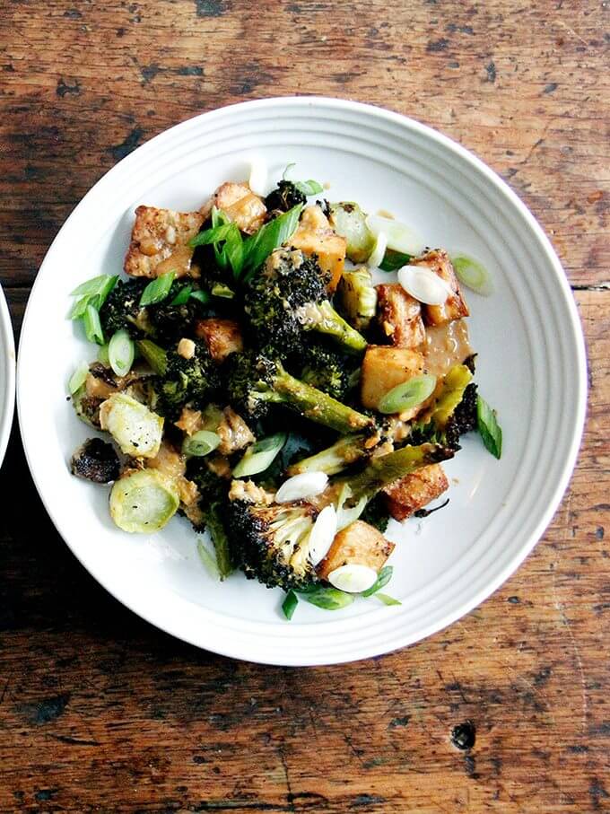 This crispy tofu and broccoli with sesame-peanut pesto comes together easily. It's incredibly delicious and satisfying, friendly enough to make any day of the week, but perhaps best suited for curling up with on the couch on a Friday night, your latest, favorite series ready to be devoured just as quickly. // www.simonrockett.com 这个脆皮豆腐和西兰花sesame-peanut香蒜沙司一起轻松。非常美味的和令人满意的,友好的足以让任何一天的星期,但是也许最适合在沙发上蜷缩着一个周五晚上,你最新、最喜欢的系列准备吞噬一样快。/ / www.simonrockett.com