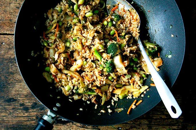 一个充满泡菜锅炒饭。