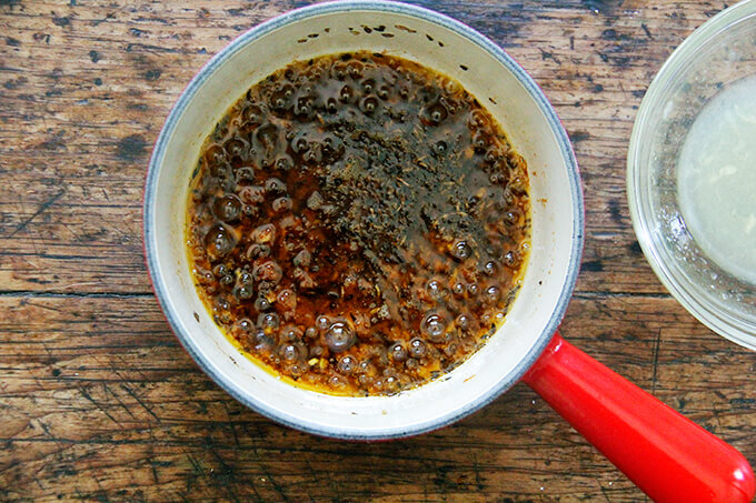 与温暖harissa辣椒酱酱锅。