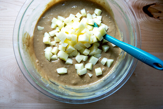 加入切碎的苹果面糊。