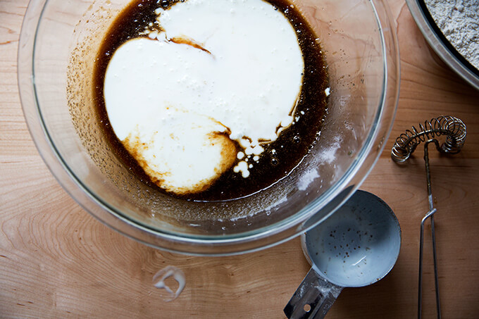 添加脱脂乳面糊。