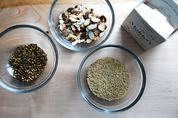 烤杏仁Dukkah成分。