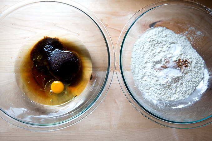 这道菜需要两个碗,搅拌,抹刀。