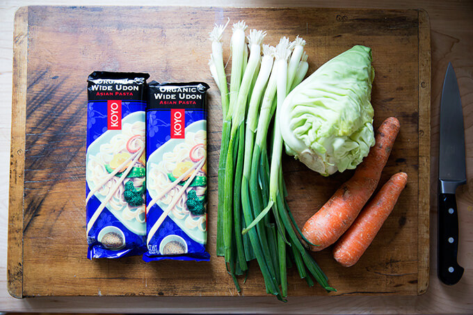 如何使中国面条与辣椒,葱,白菜。