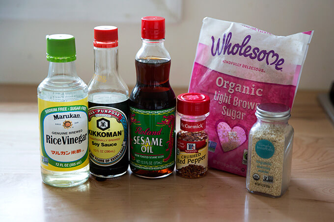 如何使中国面条与辣椒,葱,白菜。