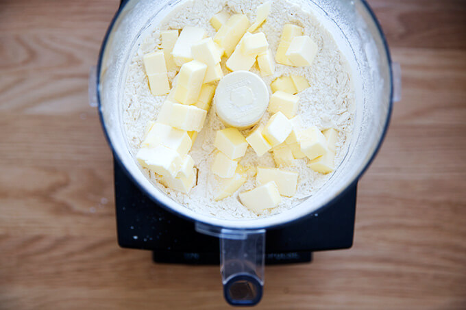 地壳的黄油添加到食品加工机