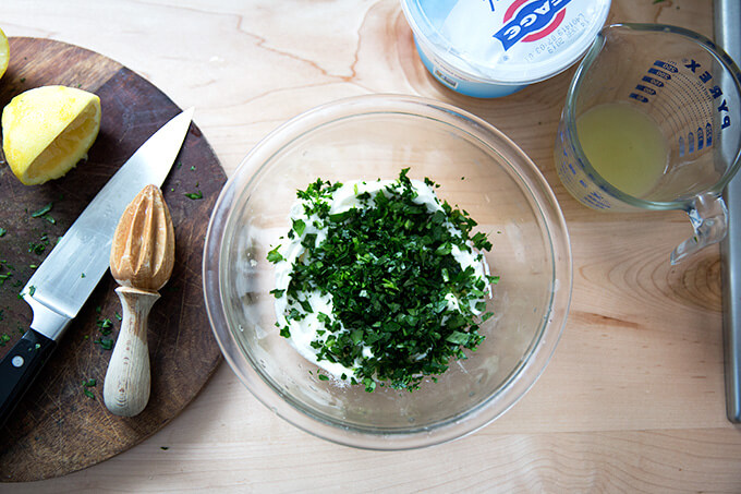 将欧芹添加到酸奶酱