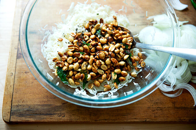 一碗米饭、石灰、花生和咖喱叶。