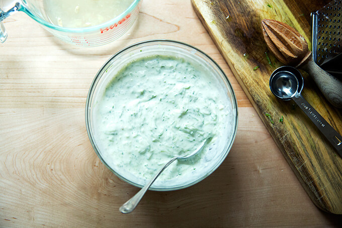 一碗满黄瓜酸牛奶酱。