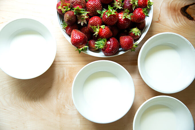 一碗草莓+ 4碗奶油。