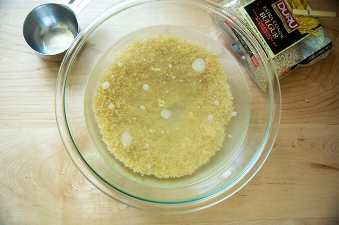 碾碎,浸泡在一个碗里