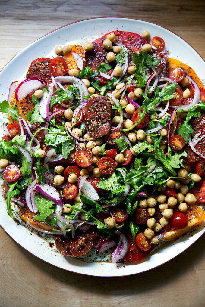 以色列的盘辣味番茄和黄瓜酸奶沙拉酱和鹰嘴豆。