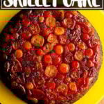 金橘倒过来蛋糕在盘子里。