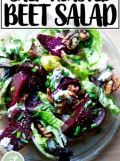 盘子里的盐烤甜菜沙拉。