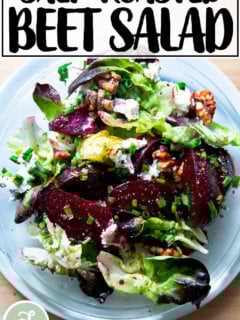 盘子里的盐烤甜菜沙拉。