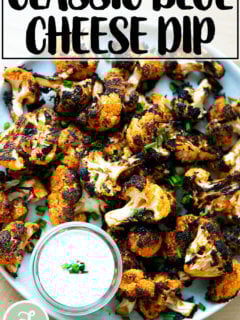 大拼盘里放着水牛花椰菜，旁边放着蓝奶酪蘸酱。