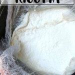 一碗用筛子过滤的乳清干酪。