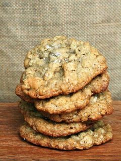 一堆咸燕麦饼干。