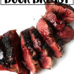 烤盘和一盘酱野鸭乳房。