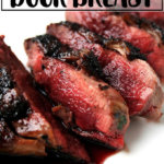 烤盘和一盘酱野鸭乳房。