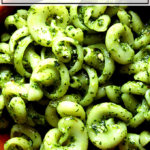 一碗意大利面扔在自制的面酱。