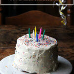 盘子里的一碗脱脂牛奶生日蛋糕。