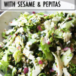 一碗西兰花花椰菜沙拉。